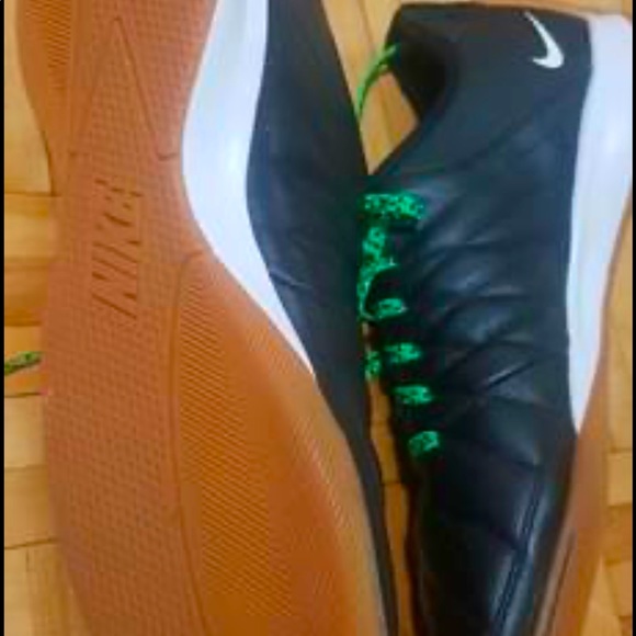 Nike Shoes for Men - Picture 2 of 2